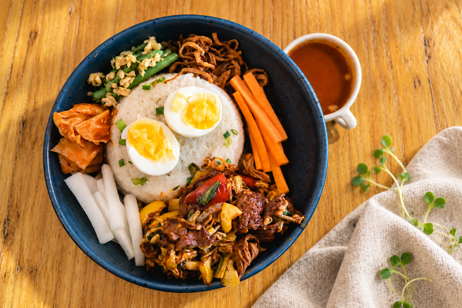 Elegant bibimbap i varmt dagsljus.png